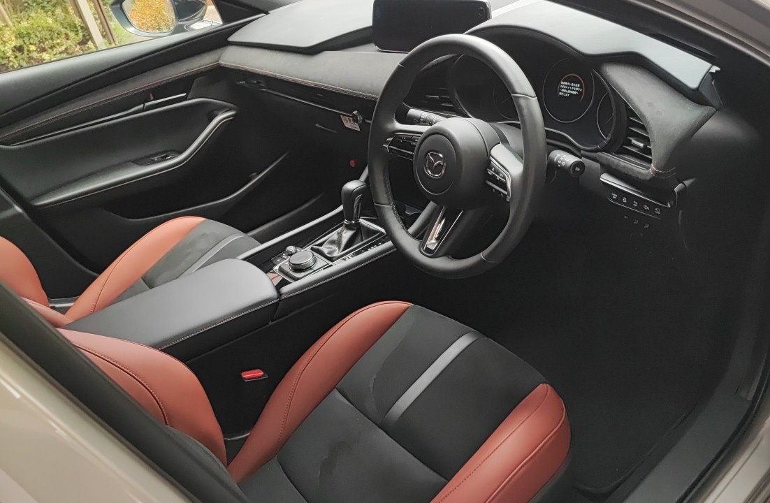 ディーラーからお借りした、MAZDA3 レトロスポーツ。
デビューから度々MAZDA3たび度々借りてるけど、どんどん良くなってる。1500ccとは思えない質感。商品力これだけ磨いても販売的には厳しいとは、セダンやCセグハッチバックには冬の時代…