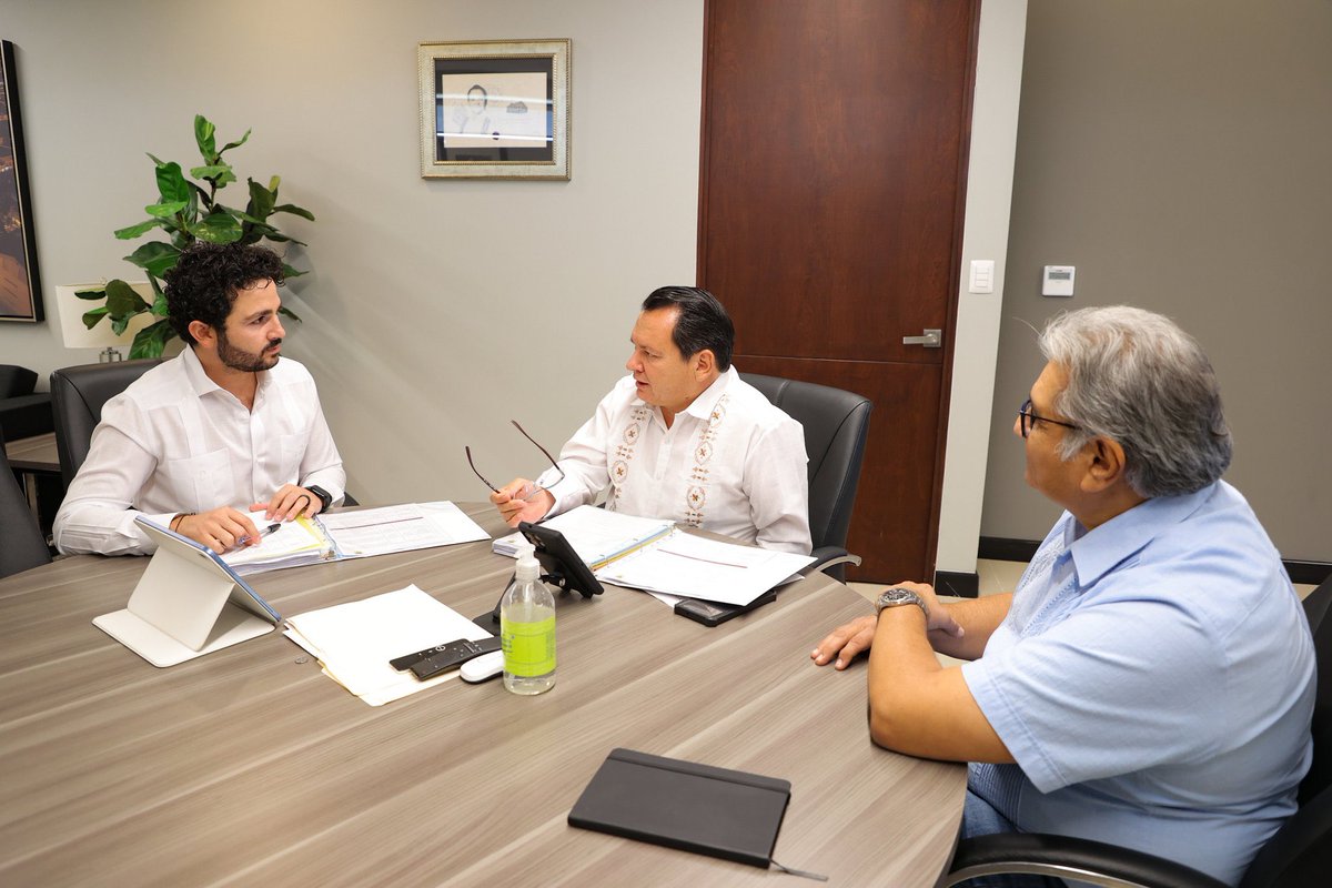 huachodiazmena's tweet image. Trabajando junto al titular de @SETYYucatan, el Secretario @Milo_barrera, y a Janitzio Durán, Secretario Técnico, en la planeación de la Semana de Yucatán en CDMX. ✈️ 

Muy pronto les compartiré todos los detalles de este gran evento para mostrar lo mejor de nuestro estado. 🇲🇽🤝