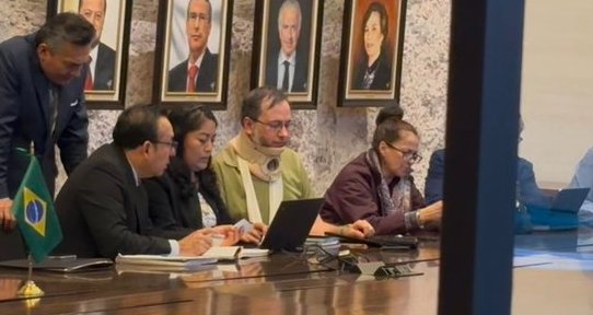 lorenapignon_'s tweet photo. ¡Qué conveniente!

El MP va a la oficina de @fernandeznorona para tomarle su denuncia después del pleito que el mismo provocó 🤷‍♀️

Mientras el pueblo hace filas, Noroña tiene servicio a domicilio el senador burgués.

Dos México: VIP para los de Morena, otro para nosotros.

#JusticiaParaTodos #NoroñaEsUnaRoña