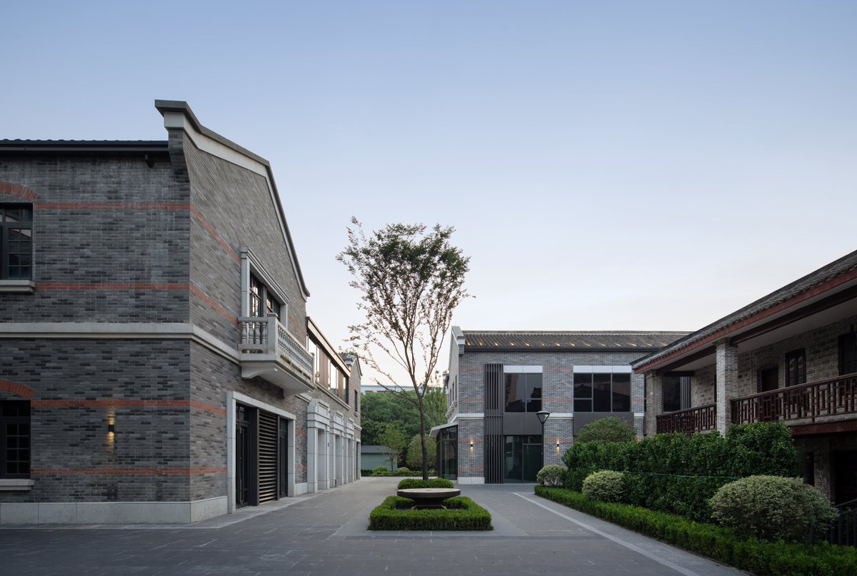 GLA_Design_2010's tweet photo. GLA's work｜Completed☑️

💡 Fengming Yunlu, Yuyao
📍 Yuyao, Zhejiang | 2021
📷 Photo by schranimage

#YuyaoLiving #ArchitectureDesign #ResidentialDesign #UrbanLifestyle #ModernMeetsHistoric #GLAProjects #CityStories #ᴅᴇsɪɢɴɪɴsᴘɪʀᴀᴛɪᴏɴ https://t.co/71ujN4iOxv