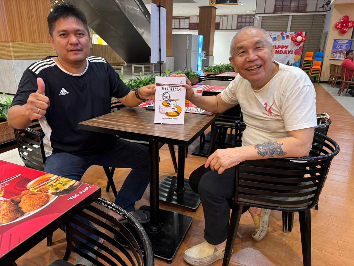 JanPP1's tweet photo. Cerita, Buku &amp; Kawan. Keren Bang Albert Kuhon. Cemanaaaaa.....#buku #cerita #kawan #jurnalis #kompas https://t.co/q6zPmIS8jj