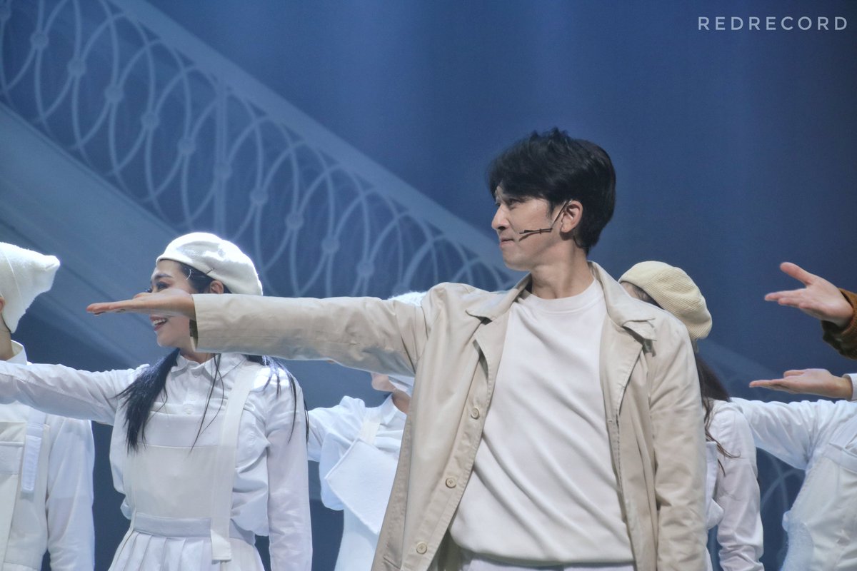 DreRecord_pic's tweet photo. 210828 뮤지컬 광화문연가 커튼콜

이명우 役 #강필석 배우님 

재업은 이전 로고인 REDRECORD가 적혀있어용

명우 예뿌다 https://t.co/yaFiFEY9OU