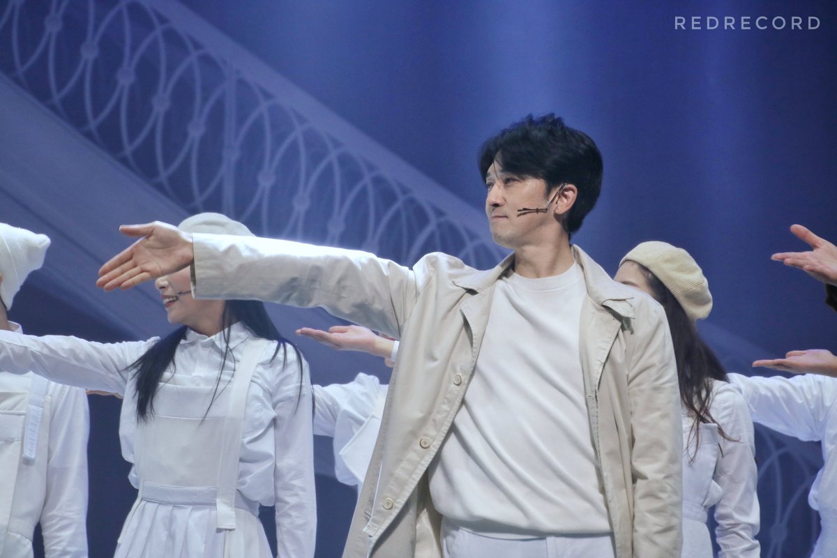 DreRecord_pic's tweet photo. 210828 뮤지컬 광화문연가 커튼콜

이명우 役 #강필석 배우님 

재업은 이전 로고인 REDRECORD가 적혀있어용

명우 예뿌다 https://t.co/yaFiFEY9OU