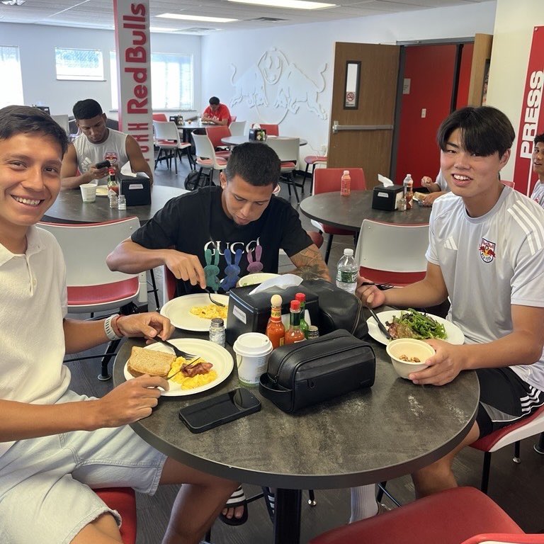 #RB大宮アルディージャU18 の #酒井舜哉 選手(2026昇格内定)が、ニューヨーク・レッドブルズ(アメリカ)のリザーブチーム「ニューヨーク・レッドブルズⅡ」に練習参加しています⚽️✈️

🇩🇪🇳🇱
8/8-8/18
Otten Innovation Cup
※事前TR含む

🇺🇸
8/19-9/3
New York Red Bulls

#RB大宮アルディージャ #ardlja