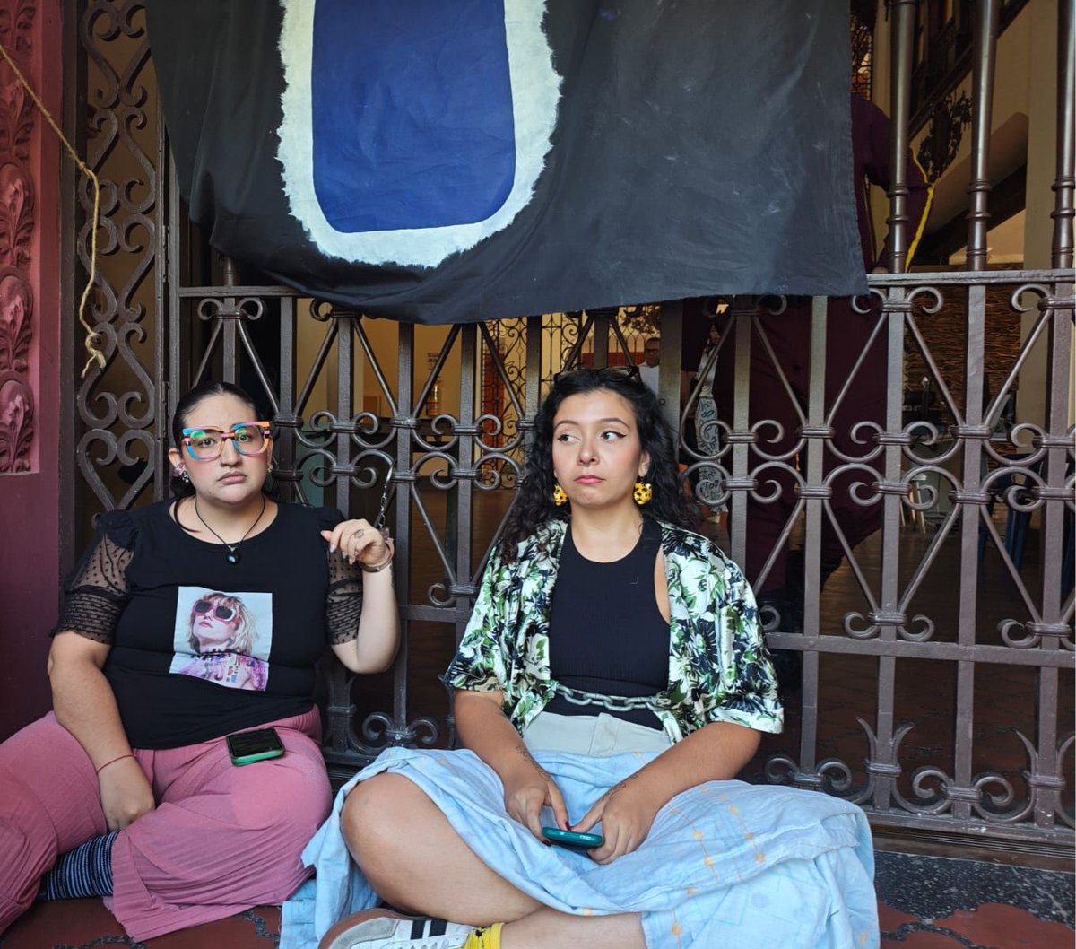 Alcalde <a href="/alejoeder/">Alejandro Eder</a>, quizá no lo sepa, pero en este momento dos estudiantes de la <a href="/IUIPCCali/">Institución Universitaria IPC</a> están encadenadas voluntariamente en la sede Coltabaco.

¿La razón? Están cansadas de que el Consejo directivo nieguen la voz y el voto a la comunidad educativa. Su secretaria de educación