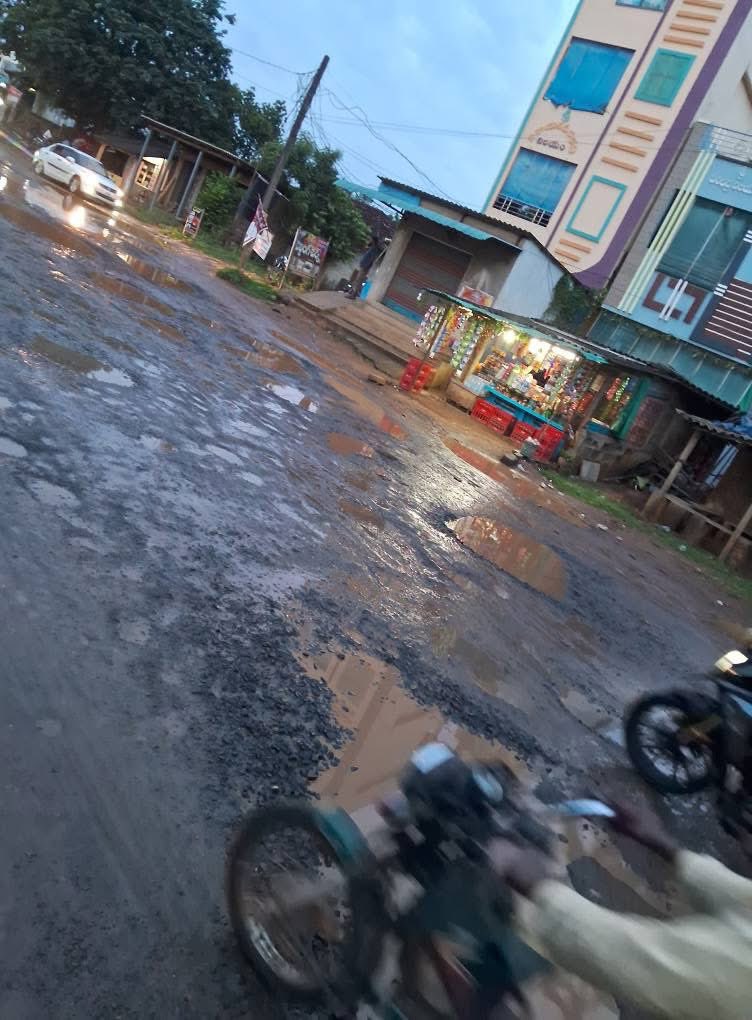 MaddipatiH's tweet photo. @OfficeofNL @naralokesh sir below are some of the road photos at one village between Jangareddigudem to Eluru. Please rectify the position of roads.@ncbn @PawanKalyan @AndhraPradeshCM https://t.co/YcJllvXyoc