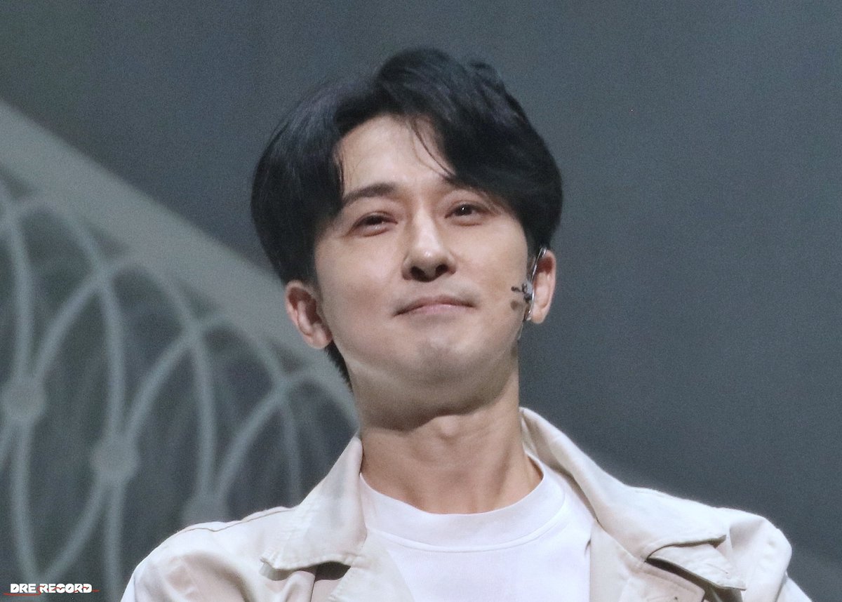 DreRecord_pic's tweet photo. 210828 뮤지컬 광화문연가 커튼콜

이명우 役 #강필석 배우님

잘생겼으니까 올릴래요 https://t.co/C4194YdzwH