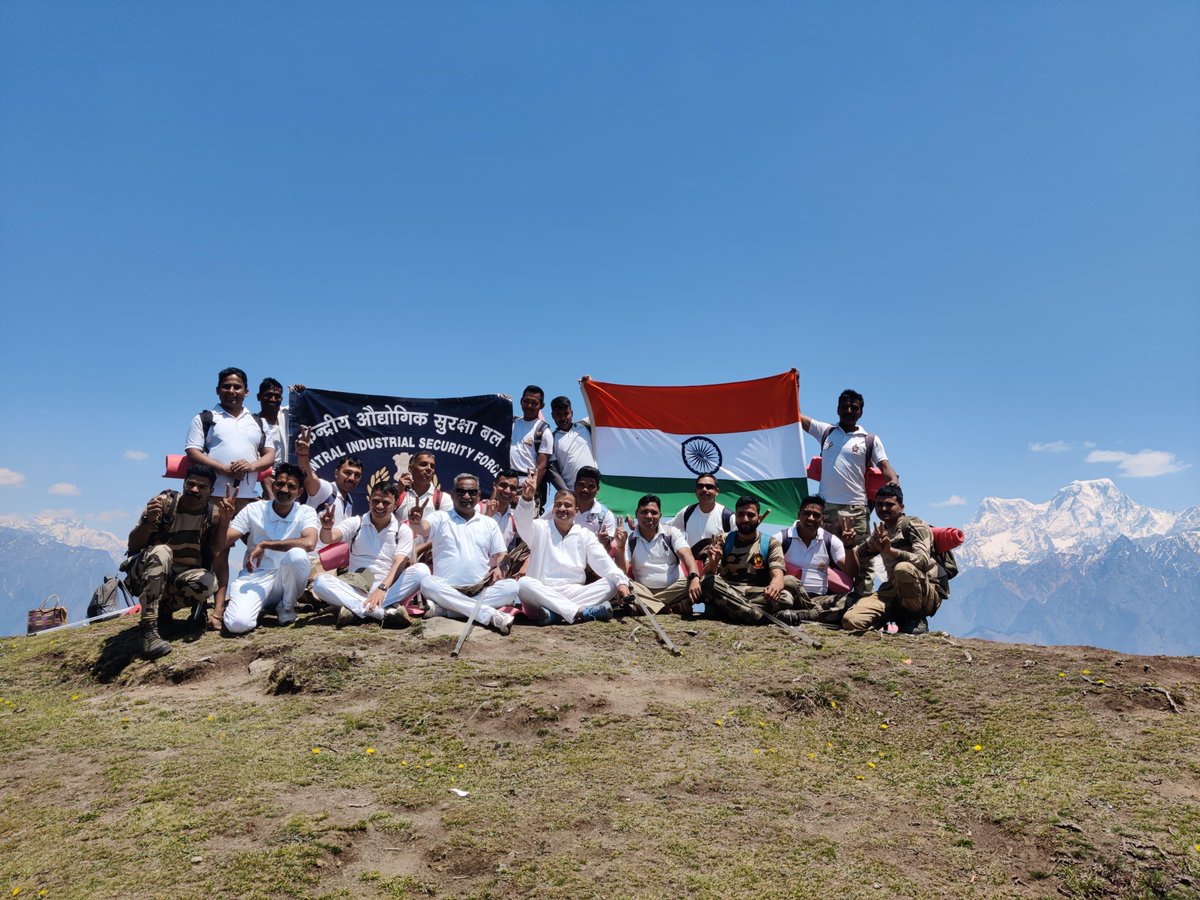 CISFHQrs's tweet image. Amidst the serene hills , #CISF warriors of NTPC Tapovan embrace Yoga with nature, strengthening not just the body but also the mind and soul. 

This union of अनुशासन, धैर्य और साधना reflects the true spirit of harmony, resilience and inner strength.

#YogaDayEveryday #CISF…