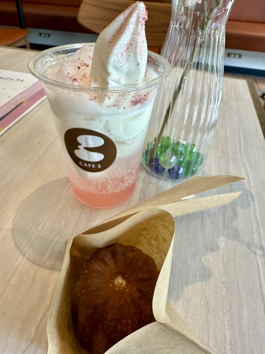 wakahagipudding's tweet photo. 初カヌレ。美味しくいただきました。
限定ドリンクは未来衣さんをイメージして
桜色コンツェルト。🌸
#CAFE3
#大森未来衣
#四月は君の嘘again
#ミュージカル四月は君の嘘 https://t.co/AjStxggcT4