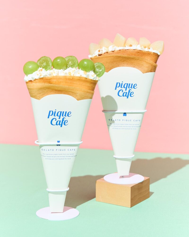 fashionpressnet's tweet photo. ジェラート ピケ カフェ「桃＆マスカット」主役のもっちりクレープ、ぷるんと杏仁豆腐や紅茶シロップで - https://t.co/DByOTBXAfU https://t.co/CvNc9zswNB