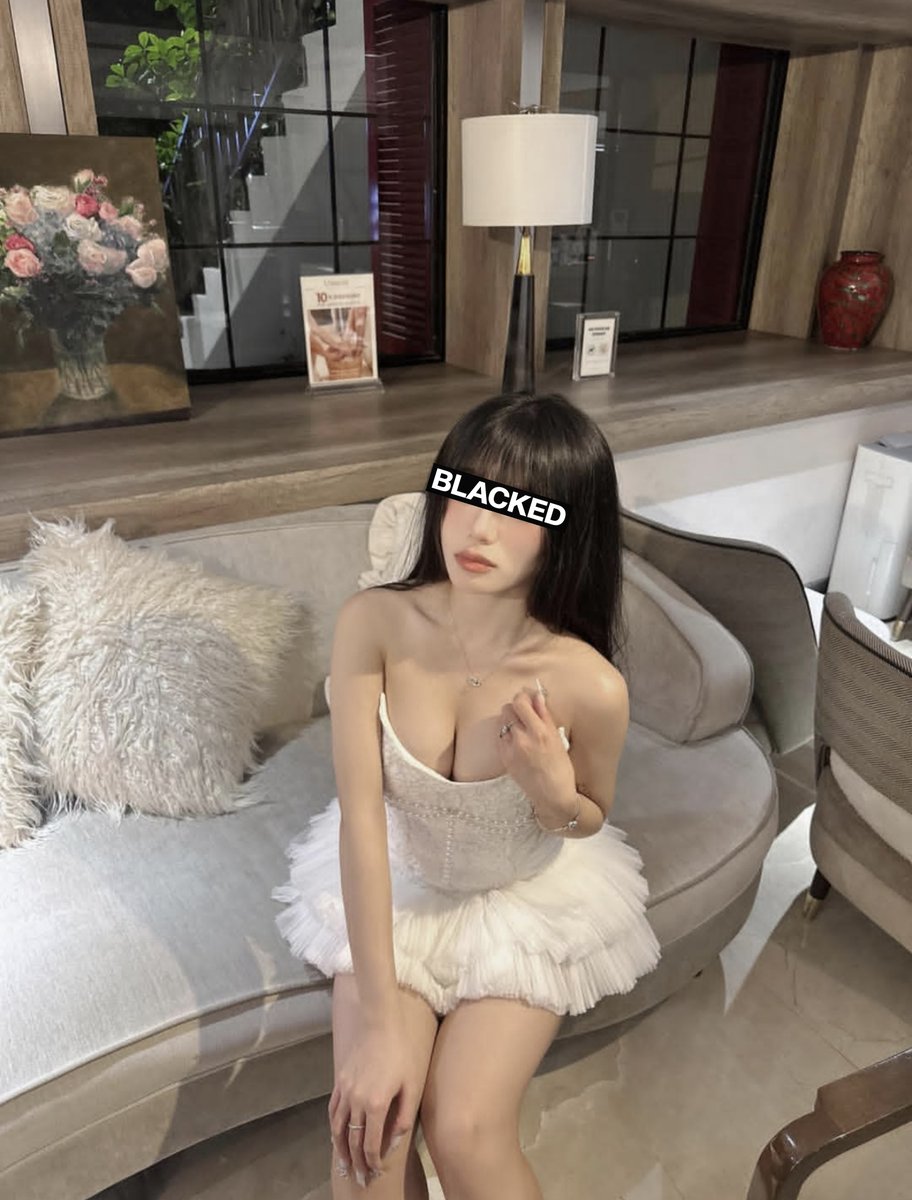 白天鹅哦 但是骚逼里面插着黑鸡巴呢
#媚黑 #母狗