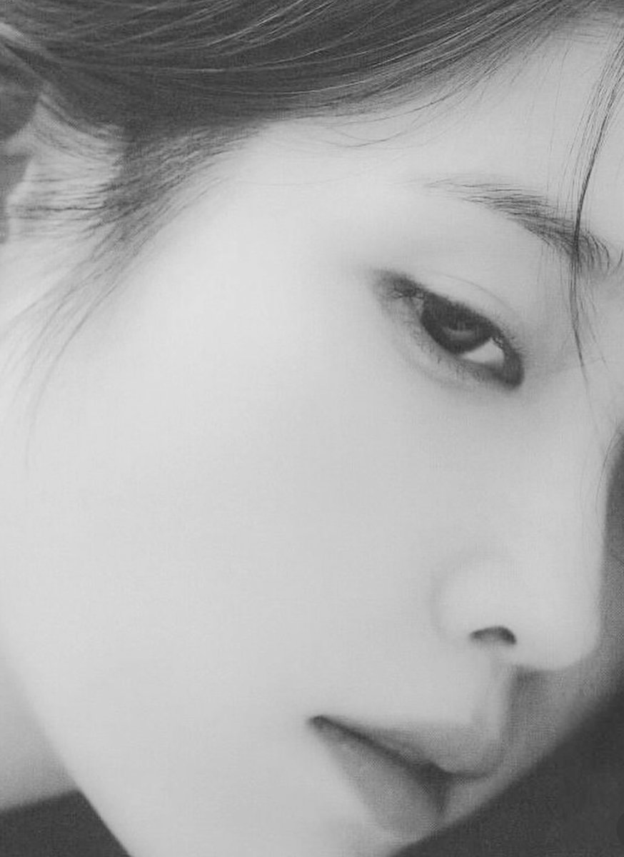 I hate when I feel anxious, when my mind overloads me......I think too much..... 
 enter a melancholic state of mind......I just want to enter my cocoon......so IU needs your silence...... 
 why do I prefer to hurt myself......than to hurt the one I love...... 

🥀
