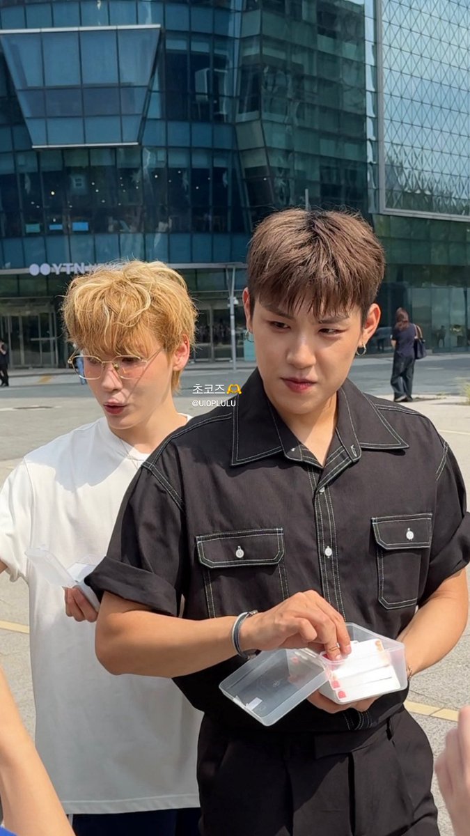 uioplulu's tweet image. 250828 AB6IX 엠카 사녹

대휘 오늘 완전 복슬강아쥬ㅜㅜ 우진이 랩 파트때 웅동휘 쇼파에 앉아서 듀듀듀 하는거 너무 귀여웠음

그리고 예삐들이 준비해준 아이스크림 잘 먹었어 고마오💕

#AB6IX #전웅 #김동현 #박우진 #이대휘