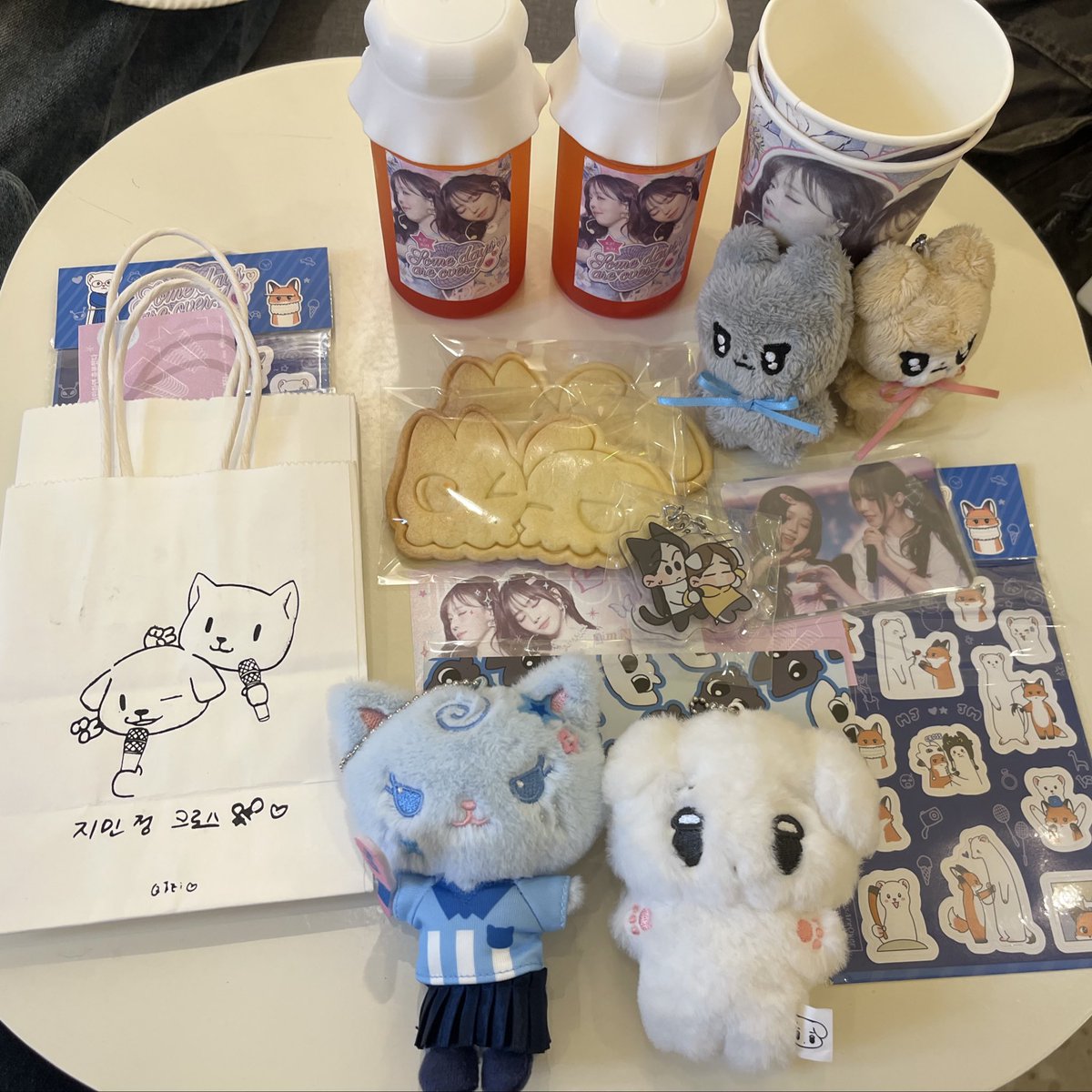 kaljebi411's tweet photo. 썸충분 카페 다녀왔습니당💙
아기자기하고 예쁘게 너무 잘꾸며져있고
그냥 눈돌릴때마다 너무 행복해요🐶🐱
#썸은이만하면충분했다 #SomeDaysAreOver https://t.co/CwAFqhUm2t