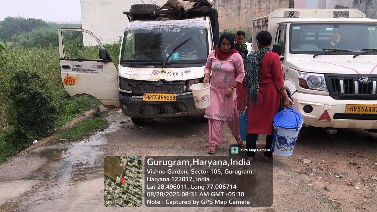 MunCorpGurugram's tweet photo. 🗣️ कचरा गाड़ी तक कचरा पहुँचाओ, गली-मोहल्ला साफ़ बनाओ।
👉 अपने घर का कचरा समय पर गाड़ी में दें, और बनाएँ गुरुग्राम को साफ़ और हरा-भरा 🌱
#Vishnu Garden #Sector 105 #Gurugram
#SwachhtaDrive 🚮 #TeamMCG
#CleanlinessCampaign 🌿
#CleanIndiaGreenIndia 🇮🇳
#KeepIndiaClean ✨
#MissionSwachhta
#SafaiApnaoDeshSundarBanao
@MoHUA_India @cmohry @NayabSainiBJP @Rao_InderjitS @RaoNarbir @VipulGoelBJP @DC_Gurugram @PradeepIAS_HR @diprogurugram1