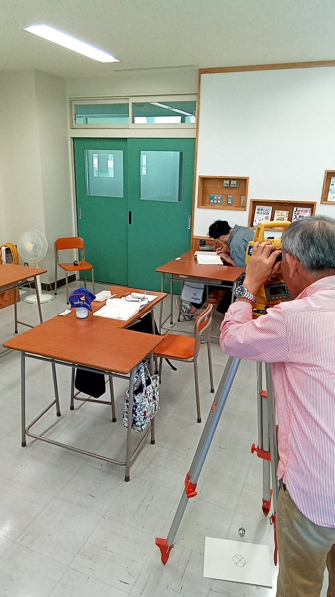 今週の #木造建築 科の訓練では、測量について学びました。
様々な測量方法や測量機器の取り扱い方を学びました。

#職業訓練 #木造 #測量 #トランシット #学科 #上越市 #テクノスクール
