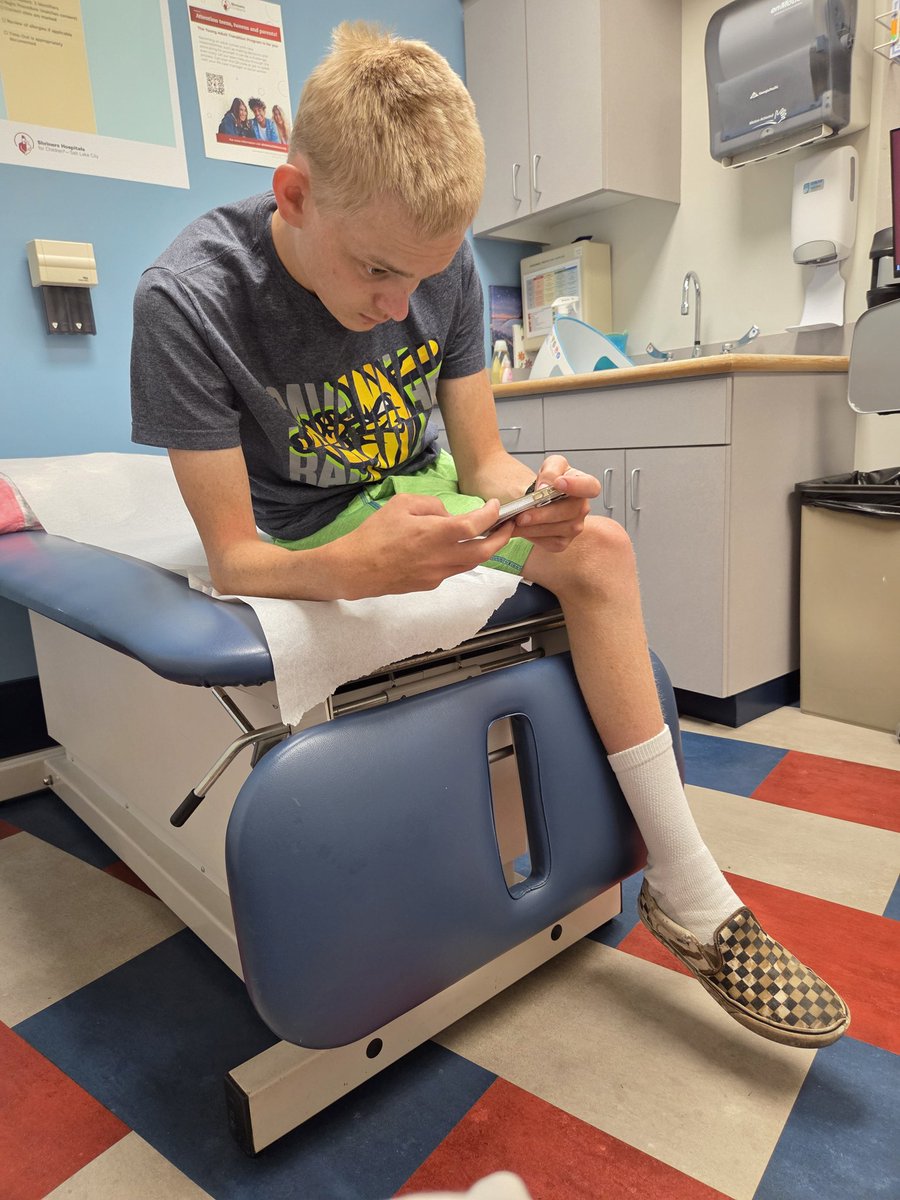 Hockey_NF_Mom's tweet image. T&apos;s routine spine appt today at @ShrinersSLC @shrinershosp with Dr. Bellaire today, he looks great. T&apos;s spine is starting to fuse on its own, he can maintain range of motion elsewhere along the spine. 

#imwithTravis #ikNowaFighter #MoreNotLess #scoliosis #seetheability #EndNF