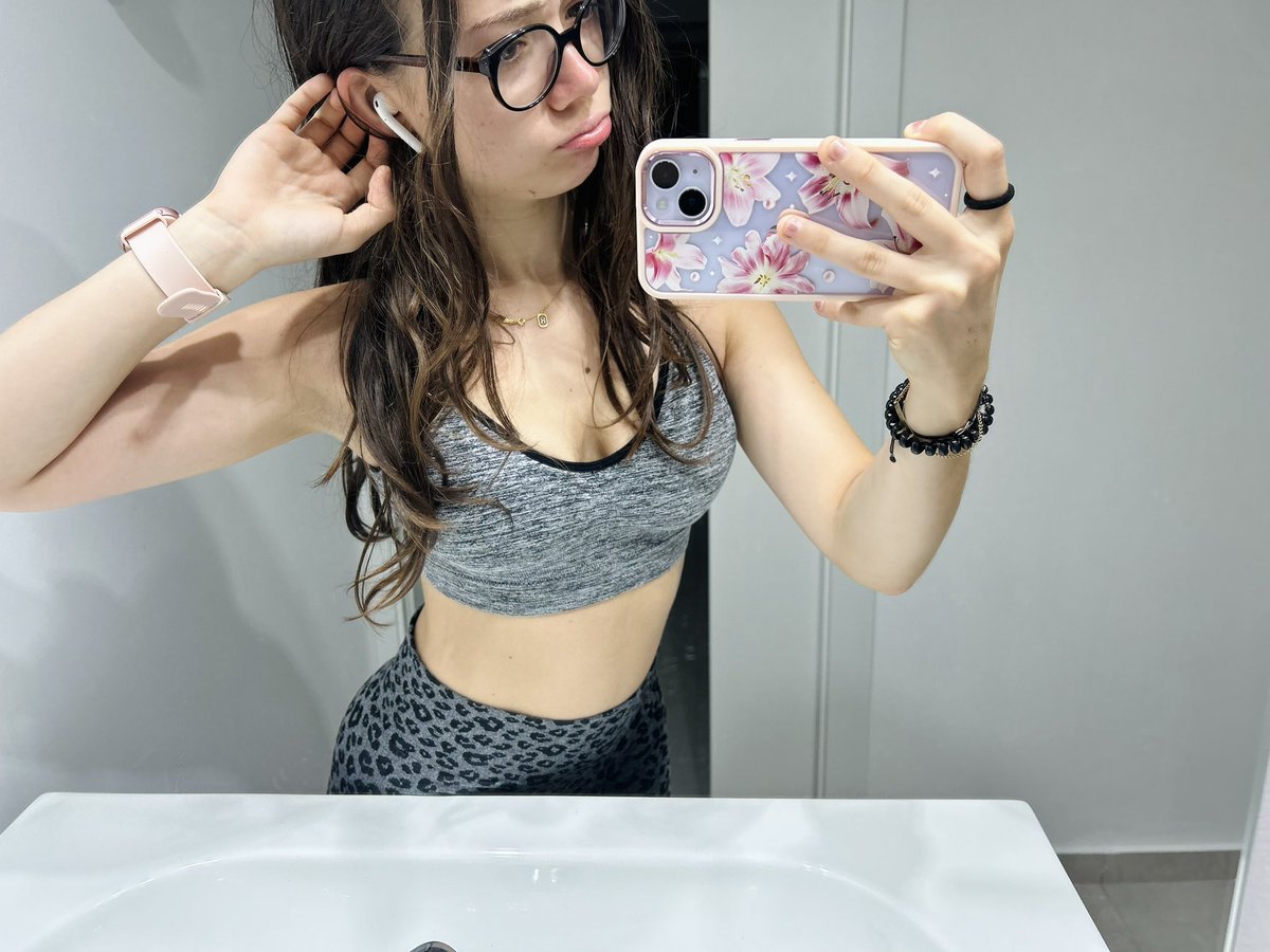 hel leehrax tweet media