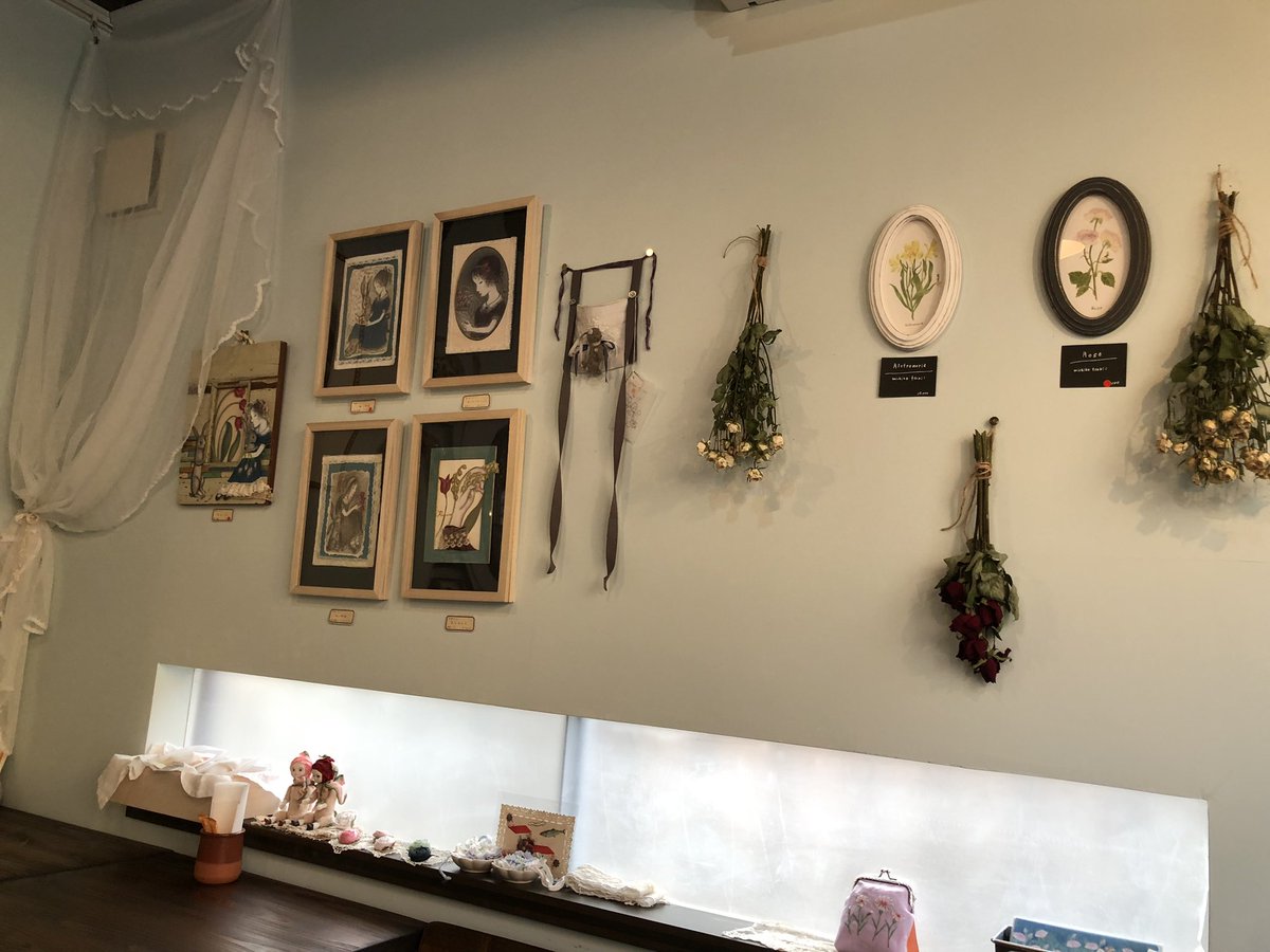 13時少し過ぎてopenしております。
本日、展示『百花繚乱』最終日。
来週より2週間のお休みに入ります関係で、店頭でのお受け渡しも行っております。こっそり居なくなってる作品もちらほら。
どうぞよろしくお願いします🙏