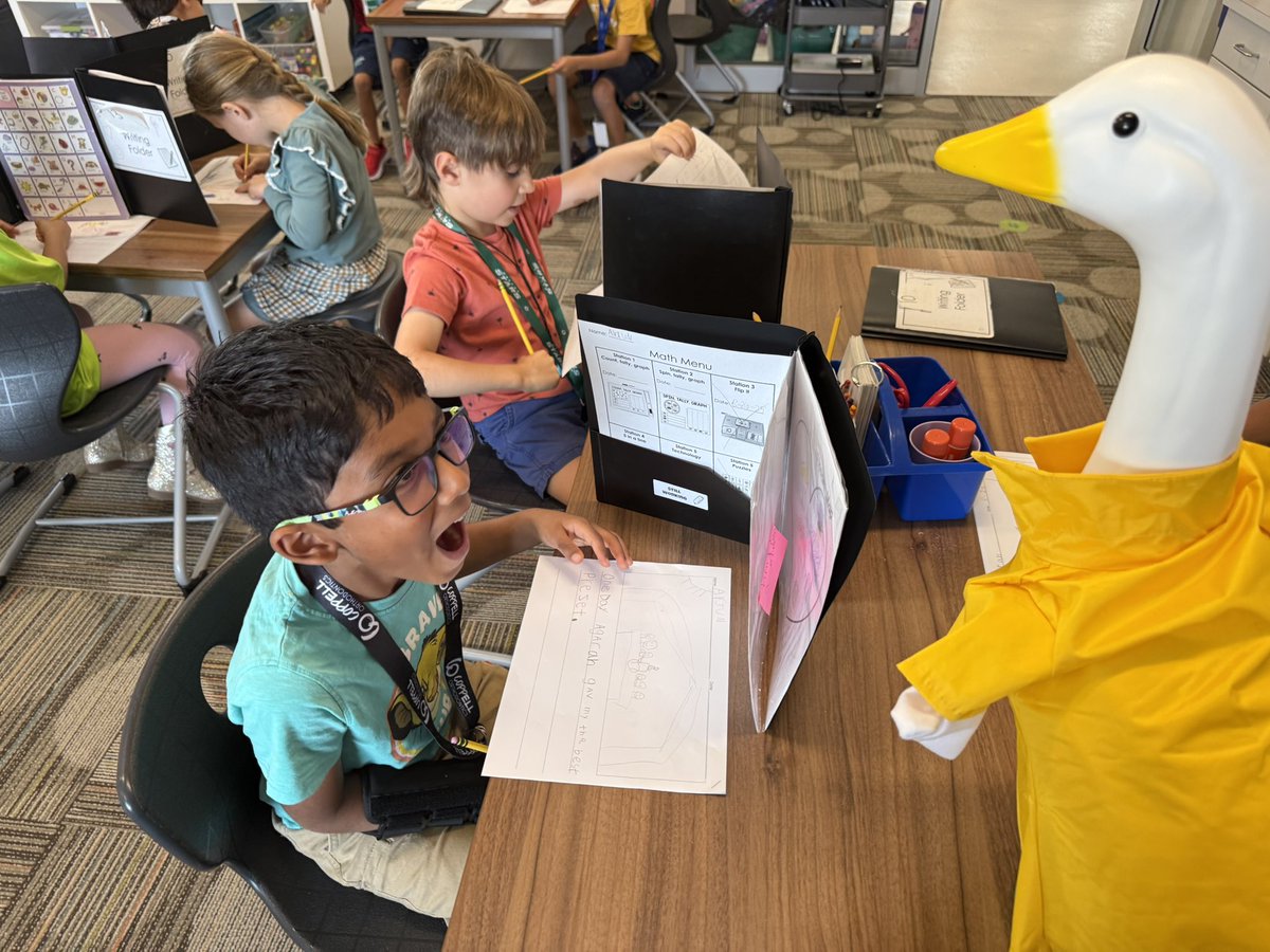 The goose is on the loose and checking out writers in <a href="/RCurranG1/">Rachael Curran</a> class #rjlyear12 #GameOnSpurs