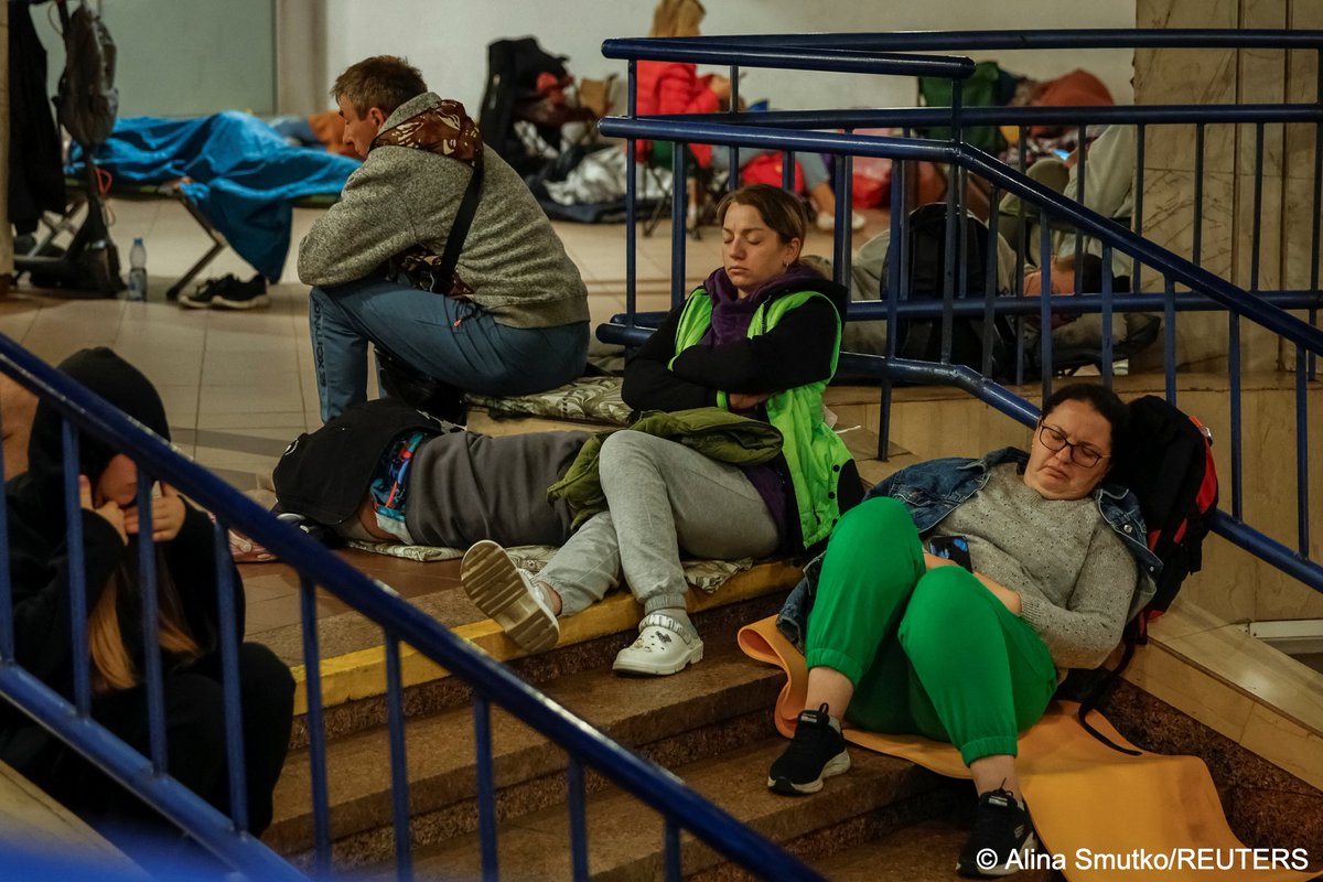 Киев несколько часов был под массированным обстрелом РФ - погибли четверо, в том числе двое детей. Еще 22 человека ранены, сообщил мэр Киева Виталий Кличко. Среди пострадавших - двое братьев 10 и 18 лет, мальчик 10 лет был госпитализирован, добавил глава Киевской ОВА Тимур