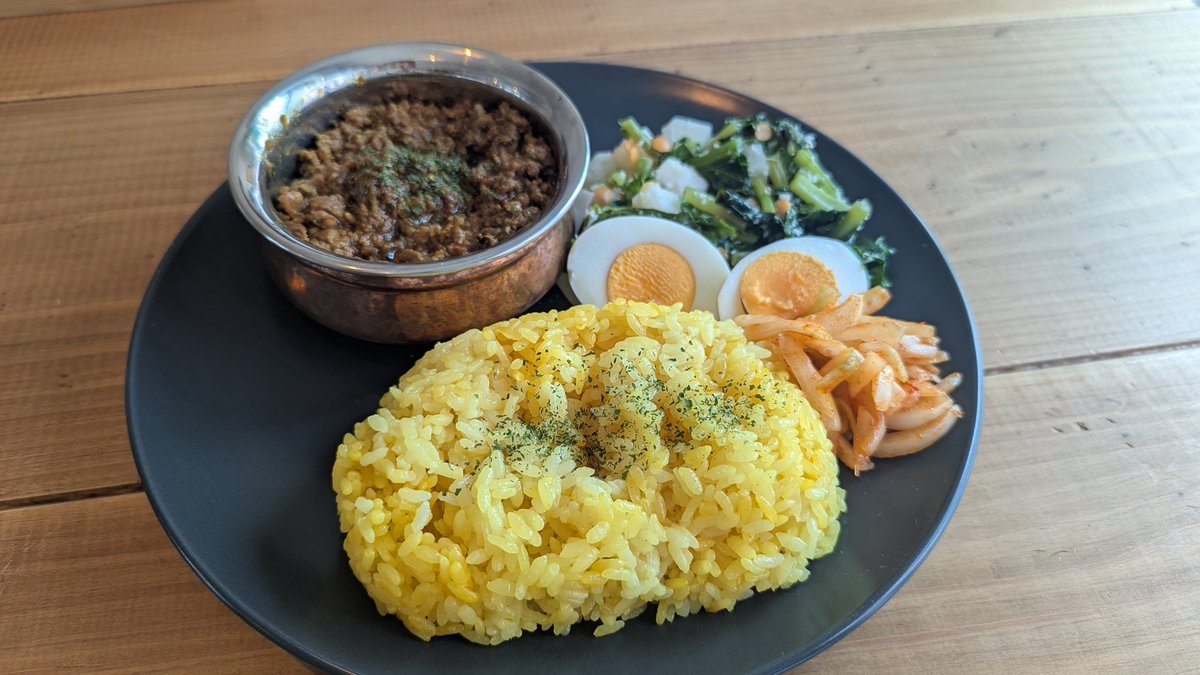 暑いけど生きてます。

なお、本日のお昼ごはん。
会社の近くでキーマカレー。