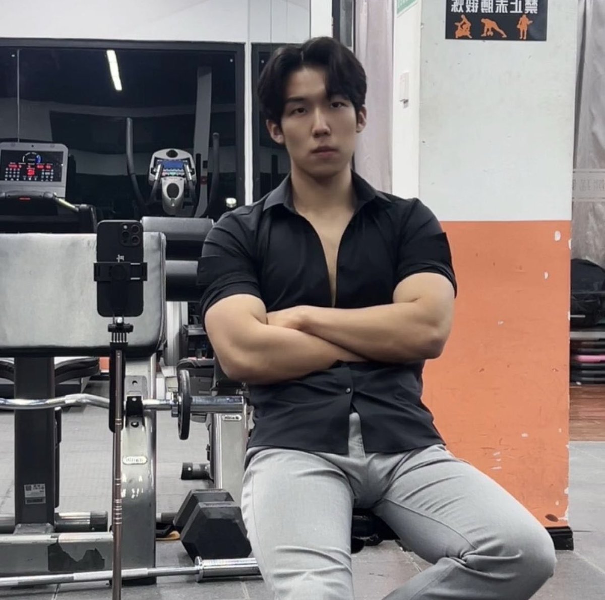 怎么感觉都不涨粉啊，是不是需要多发视频啊，想看这个奴被我踢蛋吗

#ballbusting #踢蛋