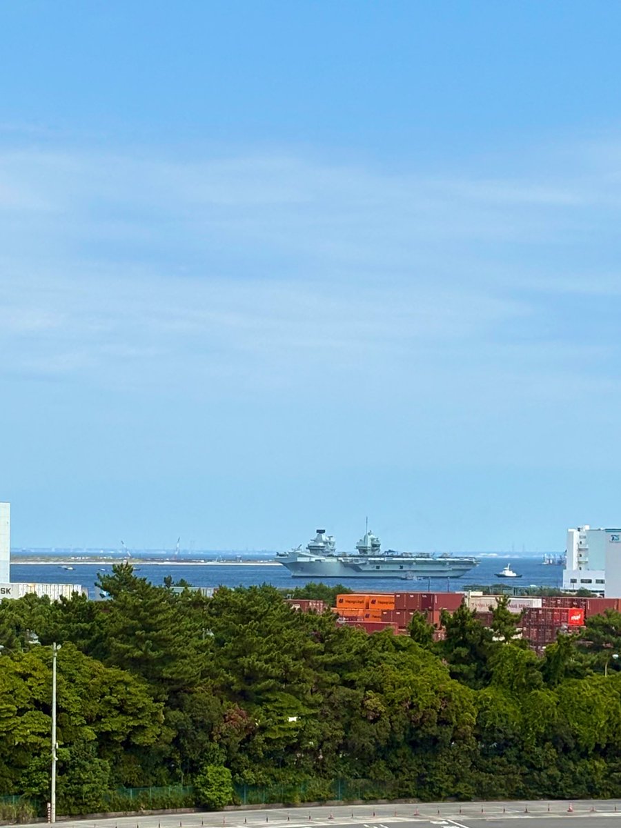 東京港のコンテナ基地に見知らぬ船が入ってきた