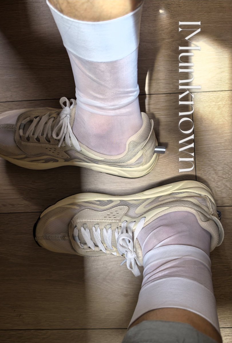 KU_IMunknown's tweet image. 自己的白日丝专场，在餐馆的监控下偷偷拍了两张🤫