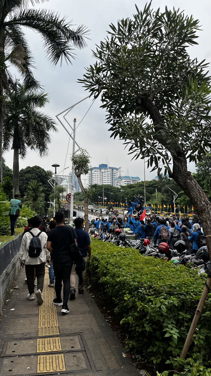 ❗️Live Report❗️

Kondisi sekitar Senayan saat ini.

Jaga diri!
Jaga Kawan!