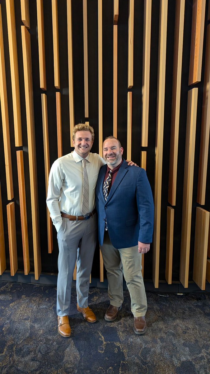 hugospodcast's tweet image. Dispatches from Seattle WorldCon! hugospodcast.com/podcast/dispat… 

It was great to meet up with JW Wartick @dmoren, @pematson, @rainbowwar71, @hugogirlpodcast, Jake Casella Brookins, and others!