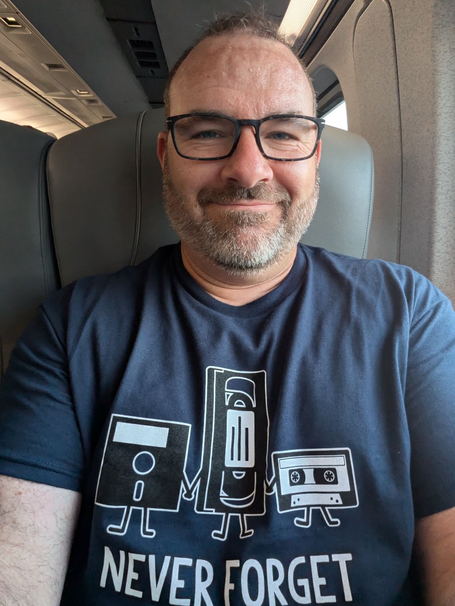 hugospodcast's tweet image. Dispatches from Seattle WorldCon! hugospodcast.com/podcast/dispat… 

It was great to meet up with JW Wartick @dmoren, @pematson, @rainbowwar71, @hugogirlpodcast, Jake Casella Brookins, and others!