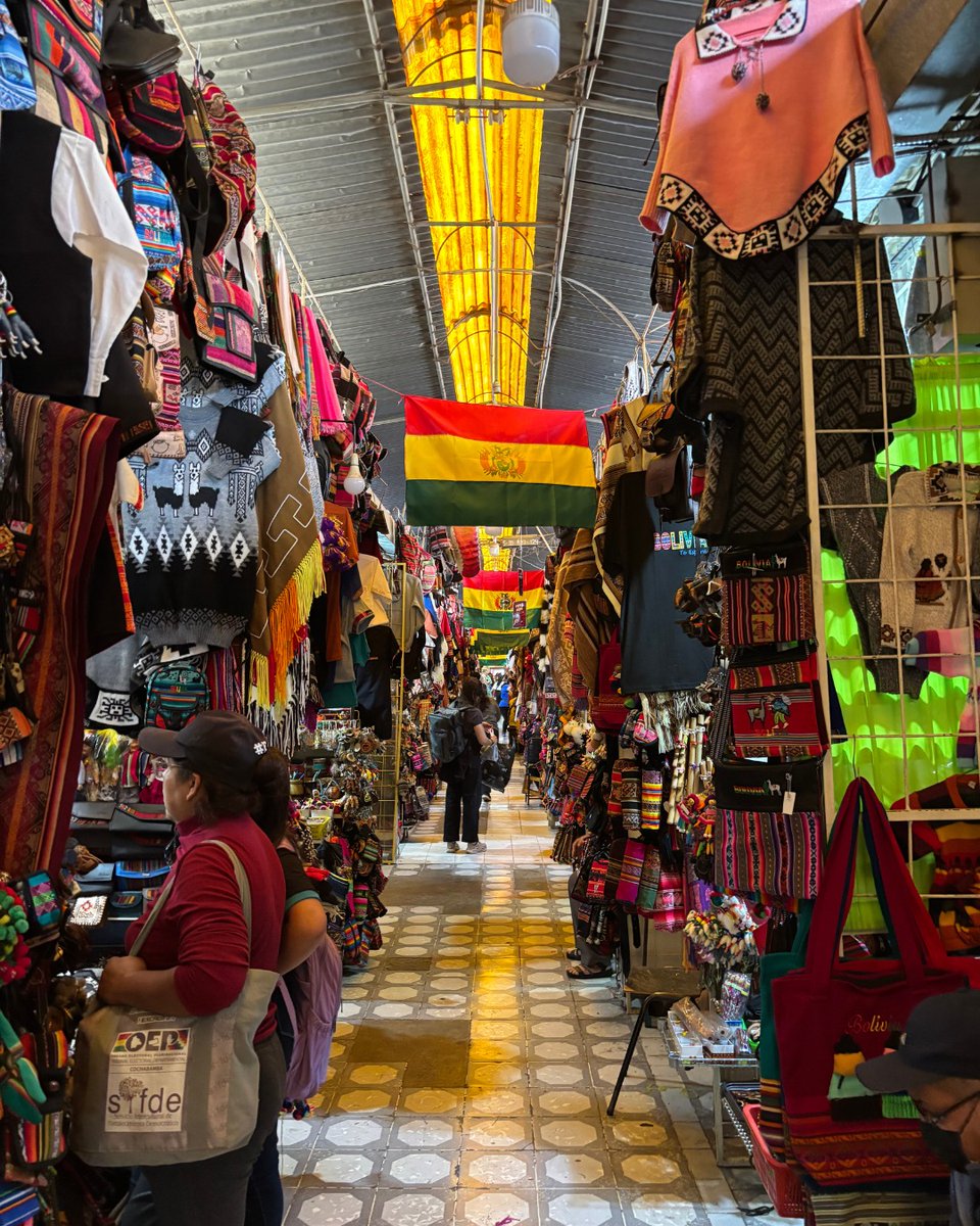 hijasdejesus_es's tweet photo. 🇧🇴 Durante cinco semanas, cuatro jóvenes participaron en la experiencia #SentidoSur en Bolivia, acompañados por Ana Zubiri, #HijadeJesús. Descubrieron la riqueza cultural del país y la alegría que nace del encuentro con los demás.
👉 Noticia completa
🔗 https://t.co/WobYOT4Wkh https://t.co/TeYCNS0vfD