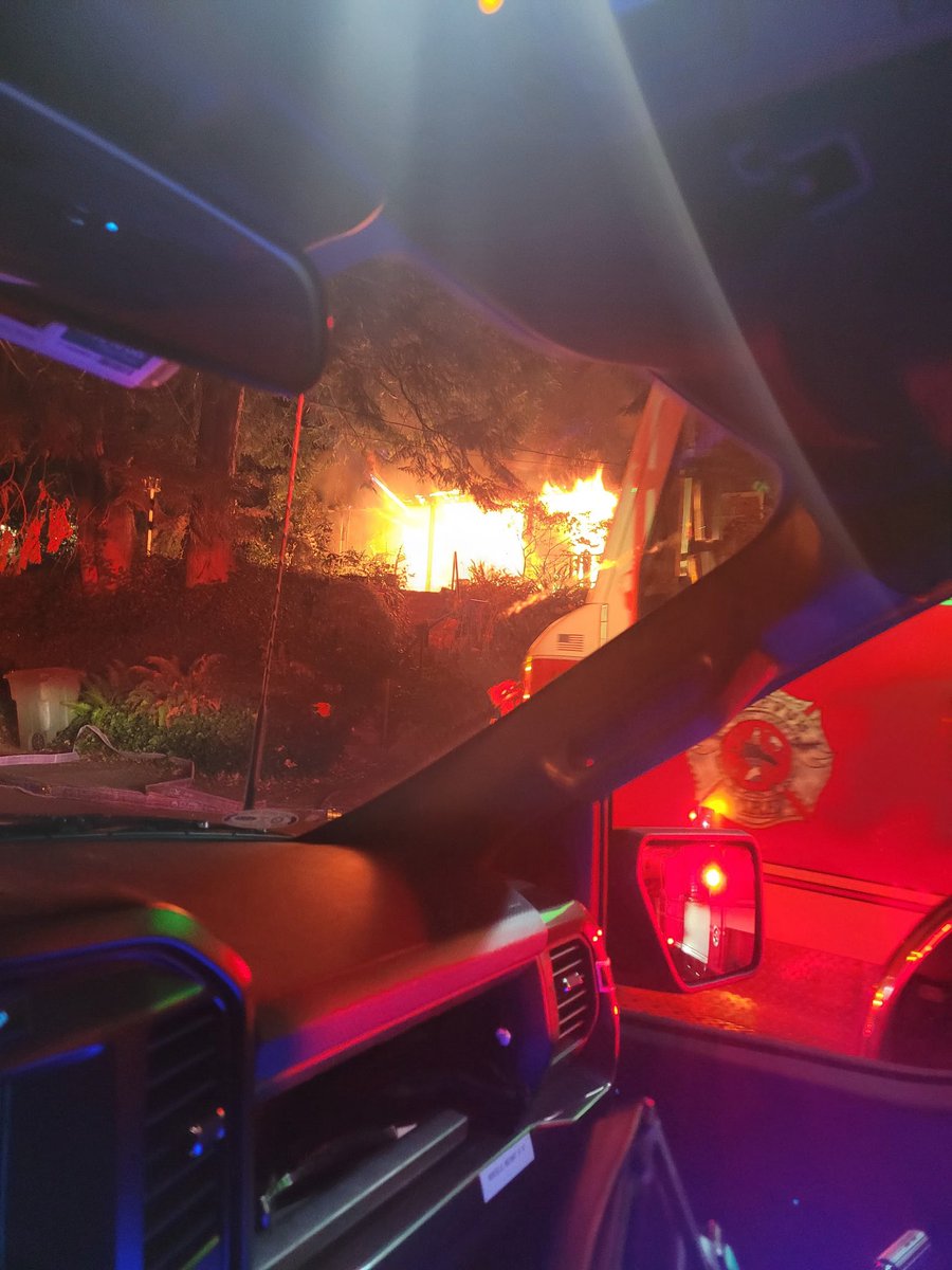 BvueFD's tweet image. Just after 11pm, multiple calls to 911 reported a house on fire near 300 108th Ave SE. On arrival, crews found a home fully engulfed in flames. Firefighters aggressively began attacking the fire and within minutes of arrival began a search of the home. Unfortunately, the only…