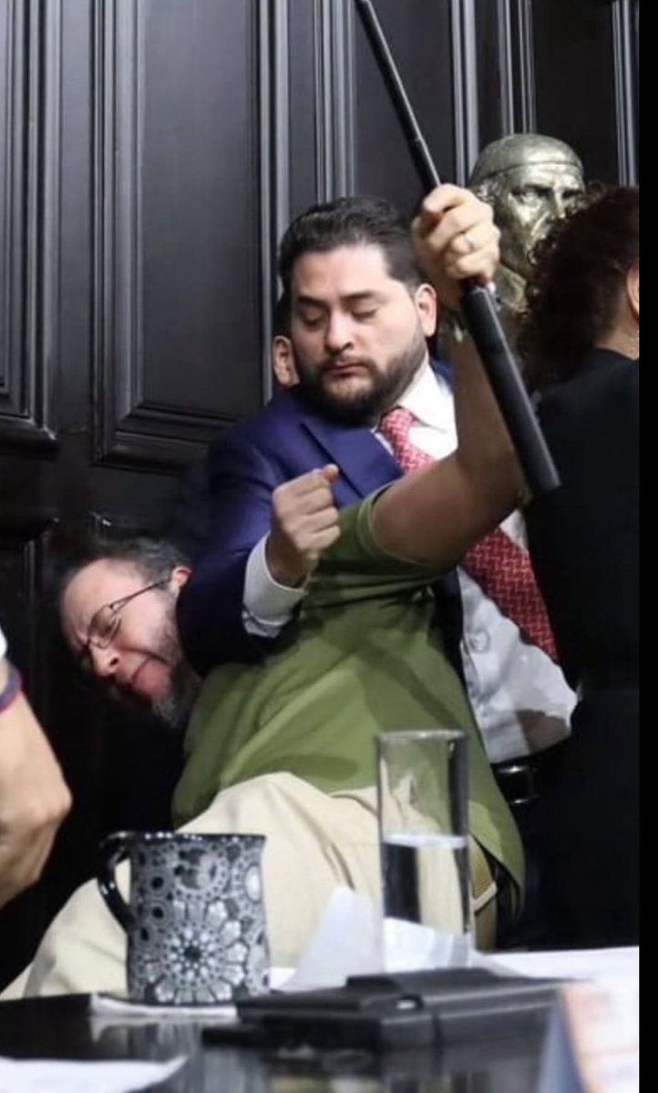 No hay manera de justificar lo que se ve, de hacer una canción, un corrido o un meme, de minimizar lo ocurrido. 
🚨🚨Hacer ello es VALIDAR LA  VIOLENCIA DE <a href="/alitomorenoc/">Alejandro Moreno</a> y <a href="/CarlosGMancilla/">CarlosGM</a> QUE ACTUARON COMO PORROS. 😡
#AlitoViolentador #AlitoPorro #Desafuero