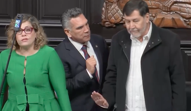 ala_critica's tweet image. 🇲🇽💥 A empujones y golpes terminó la Comisión Permanente.
Videos presentados por @MorenaSenadores  exhiben a @alitomorenoc , @rubenmoreiravdz  y legisladores priistas agrediendo a @fernandeznorona .
📲 Crónica completa 👉alacritica.com/post/cronica-d…

#Trifulca #Congreso #Noroña #PRI
