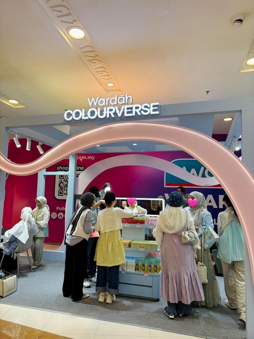 goodlucksofea's tweet photo. I swear, the best moment dekat @WardahBeauty_MY Colourverse wasn’t just about the makeup and skincare.... Tapi bila I tengok girls walking out with their paperbags. 

The vibe was sooo cute, macam semua tengah celebrate diri sendiri. Honestly, I adore that energy. 🥺🩷 https://t.co/zMBdK5r2Iu