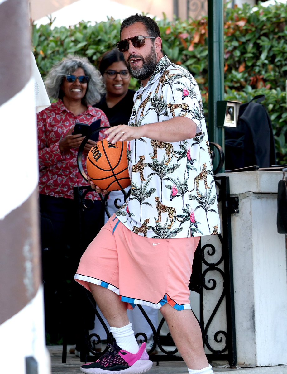 La <a href="/la_Biennale/">La Biennale di Venezia</a> de los detalles ♥️

El #Anillo de Paolo Sorrentino con D10S 🇦🇷
El #CardiganGuadagnino de Julia Roberts 
Un balón 🏀 guiando el camino de Adam Sandler 

El detalle de seguir nuestra cobertura en #APUNTESdeCINE ⚪️