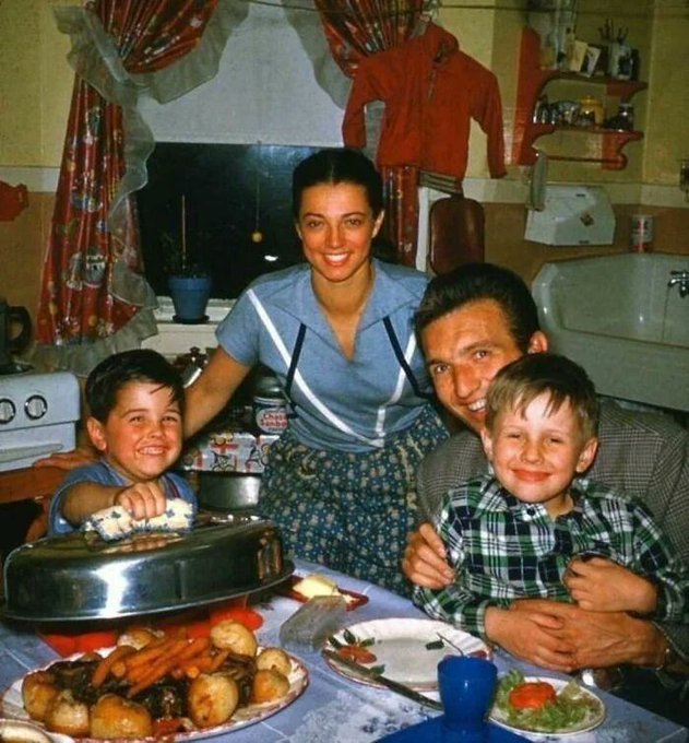 Alguna vez te preguntaste cómo era la vida cotidiana de las personas que vivían hace 50, 100 o más años?  

Este será un hilo poco común:  

1. Esa es una familia que parece realmente feliz, EE. UU., 1959.