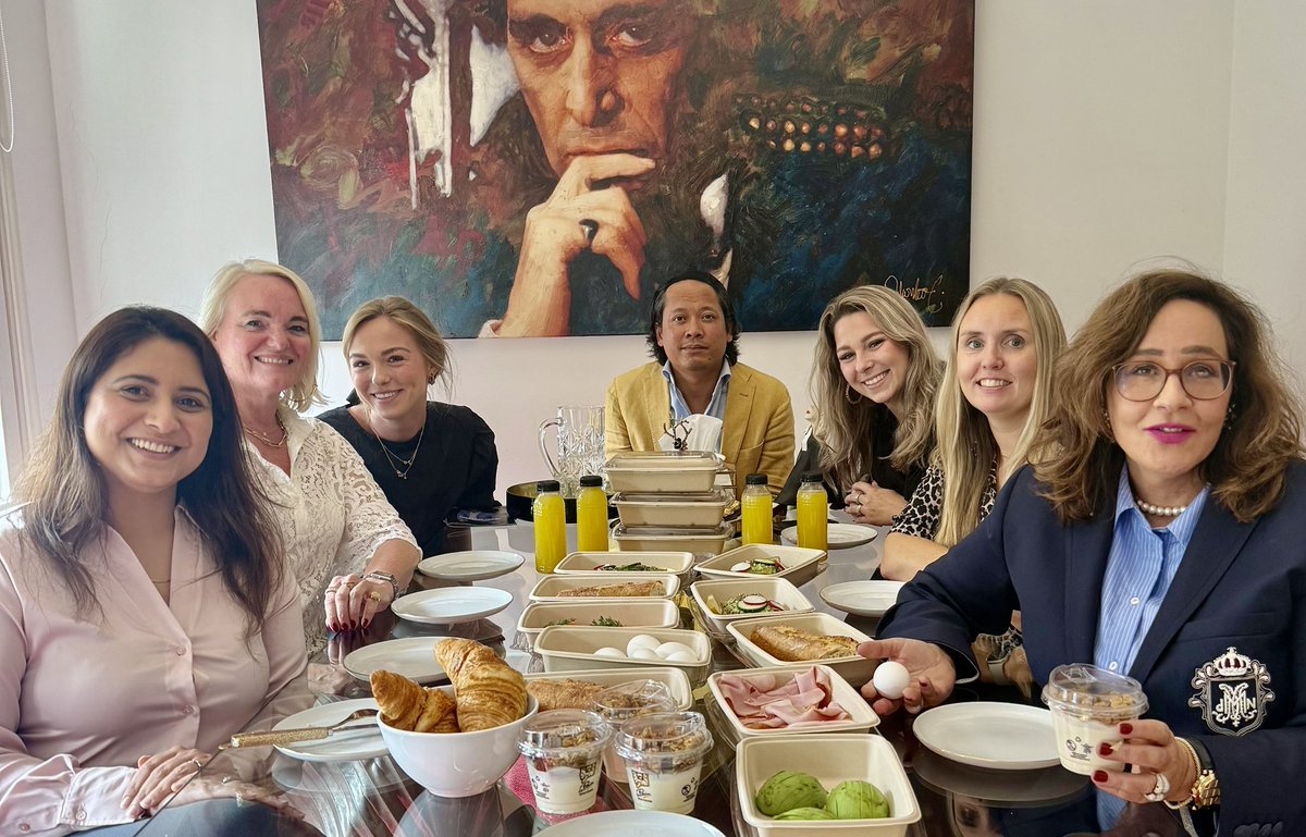 Altijd fijn als cliënten laten weten dat ze tevreden zijn! Een hele catering verzorgd door deze blije cliënt. Super ons professionele team! Trots op #advocaatmeghakumar.  

#Conchitaindemedia #Law #lawyer #Topadvocaat  #Echtscheidingsadvocaat #echtscheiding #pitbull