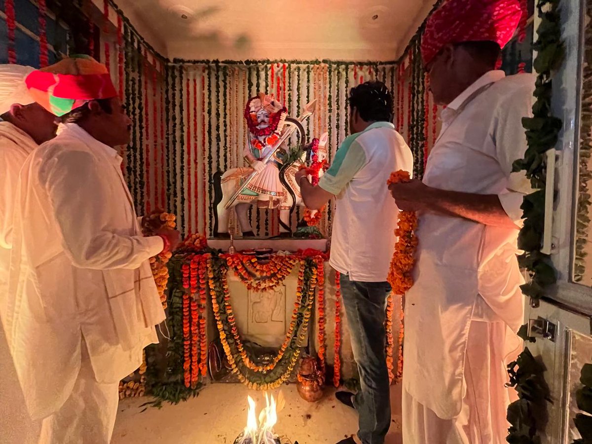 hanumanbeniwal's tweet photo. देर रात सीकर जिले के अलोदा (खाटू श्याम जी) में परम आराध्य वीर तेजाजी महाराज के मंदिर में आयोजित भजन संध्या में पहुंचकर तेजाजी महाराज के मंदिर में दर्शन लाभ लिए | https://t.co/W1J1FhMguI