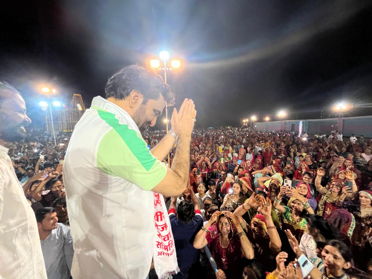 hanumanbeniwal's tweet photo. देर रात सीकर जिले के अलोदा (खाटू श्याम जी) में परम आराध्य वीर तेजाजी महाराज के मंदिर में आयोजित भजन संध्या में पहुंचकर तेजाजी महाराज के मंदिर में दर्शन लाभ लिए | https://t.co/W1J1FhMguI