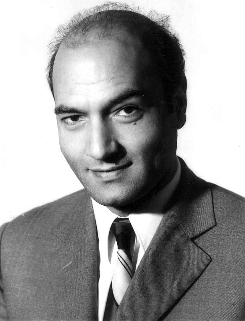 "Bir Müslüman görürüz; sesini çıkarmaz, olup biteni dinlemez, hiçbir şey umurunda değildir; ama kendi düzeni ve tezgahı en küçük bir darbeye uğrasa feryadı arşa yükselir. Her gün yaşanmakta olan facialar onda, bir gazete haberi kadar bile merak uyandırmaz. ‘Allahım kereminle