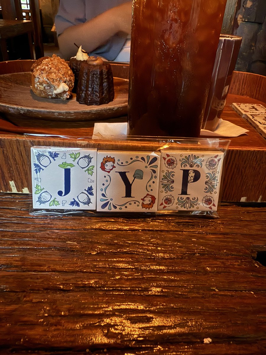 지브리 전시 가서 산거… s 품절 이슈로 스키즈 못만드니 제왑을 샀다