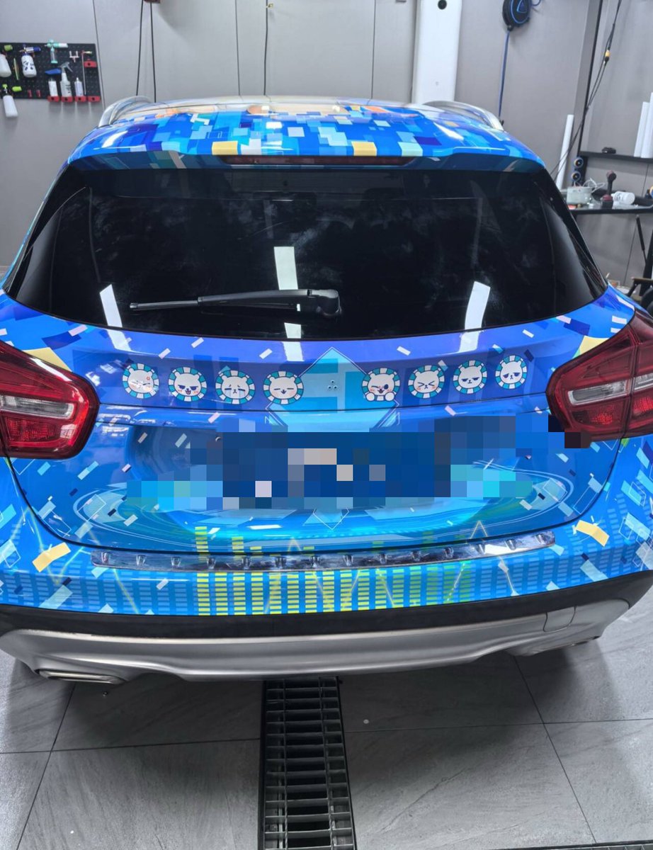 AslCyta's tweet photo. 【补档】镜音连痛车
记录一下我的第一台完全体痛车
车车在2025.7.21于SDG工作室施工完毕，2025.7.23完成外观登记备案，已合法上路；
下面是参与其中的画师伙伴，感谢在设计期间提供的支持和帮助：
鹿野老师的劲爆车顶，月月月老师的足控两侧，还有车尾开脆兔老师的迪拉熊小表情；
#镜音连 #鏡音レン #prsk__FA