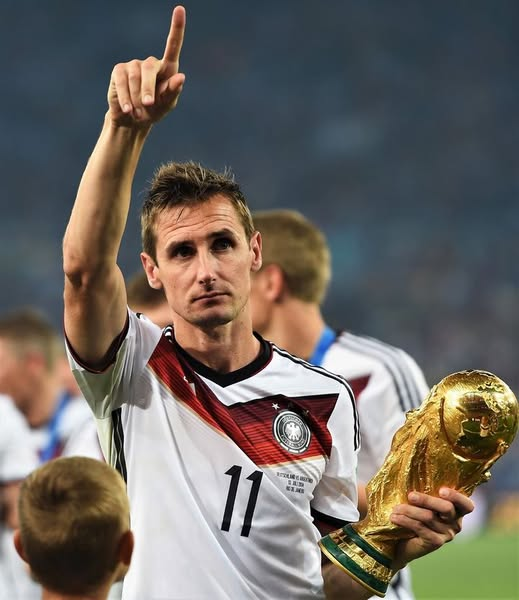 Miroslav Klose: "Ho smesso di giocare a calcio perché non lo riconoscevo più. Dopo ogni allenamento, mi immergevo in una vasca piena di ghiaccio per evitare infortuni. I giovani giocatori della squadra si rifiutavano di farlo. Mi vedevano raccogliere i sacchi di palloni per