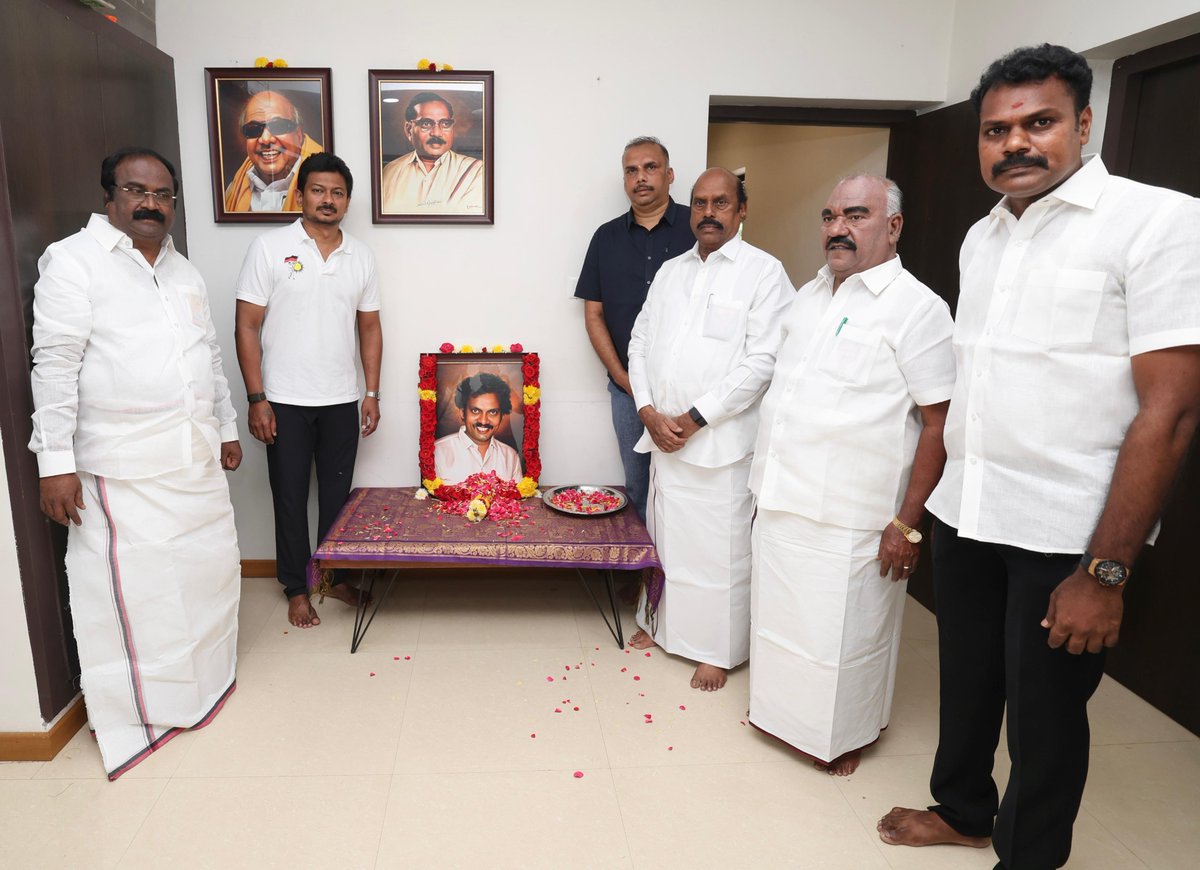 Udhay (@udhaystalin) on Twitter photo கழகத்தலைவர் - மாண்புமிகு முதலமைச்சர் <a href="/mkstalin/">M.K.Stalin</a> அவர்களின் உற்ற நண்பராக திகழ்ந்தவர். <a href="/dmk_youthwing/">DMK Youth Wing</a>-இன் வளர்ச்சிக்கு உறுதுணையாக செயல்பட்டவர்.
அன்பில் பொய்யாமொழி மாமாவின் 26-ஆம் ஆண்டு நினைவு தினத்தை முன்னிட்டு அவரது திருவுருவப்படத்துக்கு சென்னையில் இன்று மலர்தூவி மரியாதை கழகத்தலைவர் - மாண்புமிகு முதலமைச்சர் <a href="/mkstalin/">M.K.Stalin</a> அவர்களின் உற்ற நண்பராக திகழ்ந்தவர். <a href="/dmk_youthwing/">DMK Youth Wing</a>-இன் வளர்ச்சிக்கு உறுதுணையாக செயல்பட்டவர்.
அன்பில் பொய்யாமொழி மாமாவின் 26-ஆம் ஆண்டு நினைவு தினத்தை முன்னிட்டு அவரது திருவுருவப்படத்துக்கு சென்னையில் இன்று மலர்தூவி மரியாதை