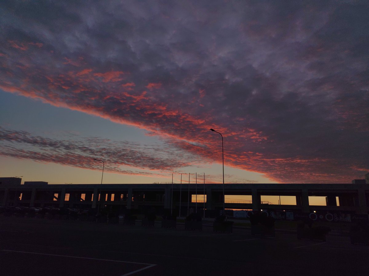 Šorīt ap 6iem jaukas pārvērtības debess krāsojumā. Skats no RIX stāvlaukuma. Priekšplānā lielākā laikmetīgās mākslas instalācija Latvijā, varbūt pat Baltijas valstīs.