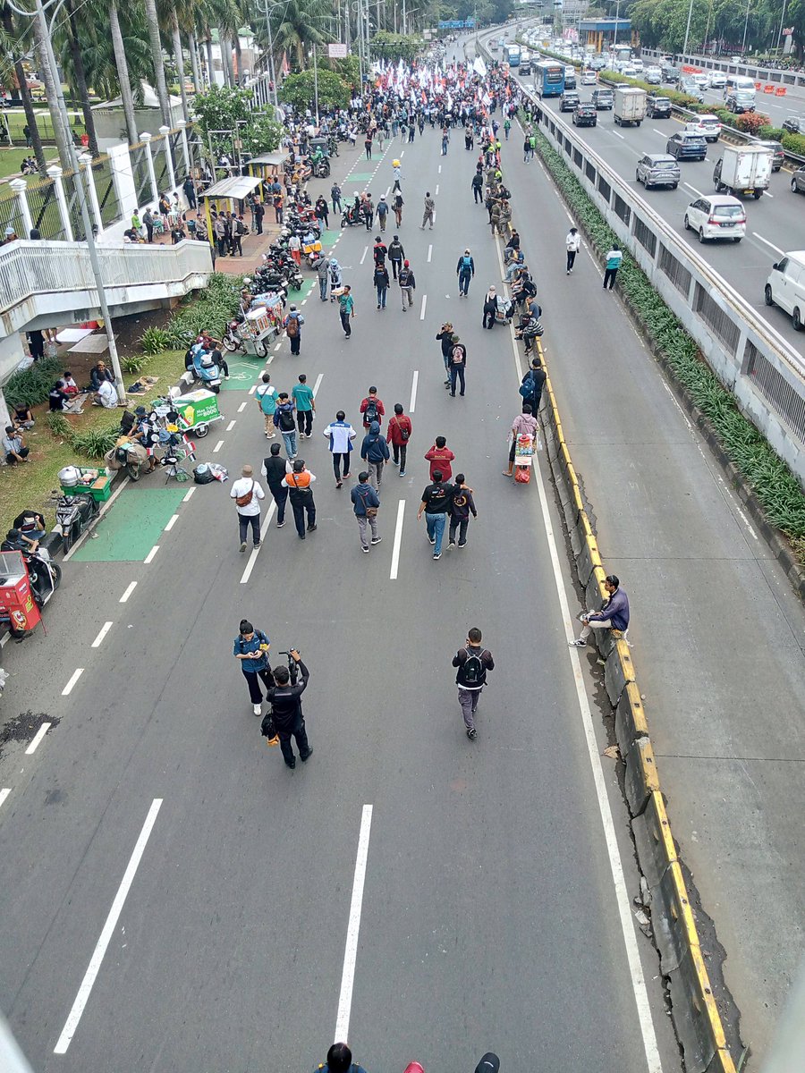 SonoraFM92's tweet image. 11.15 #InfoSonora

situasi demo Buruh di depan DPR . 

Via @MisterKul2