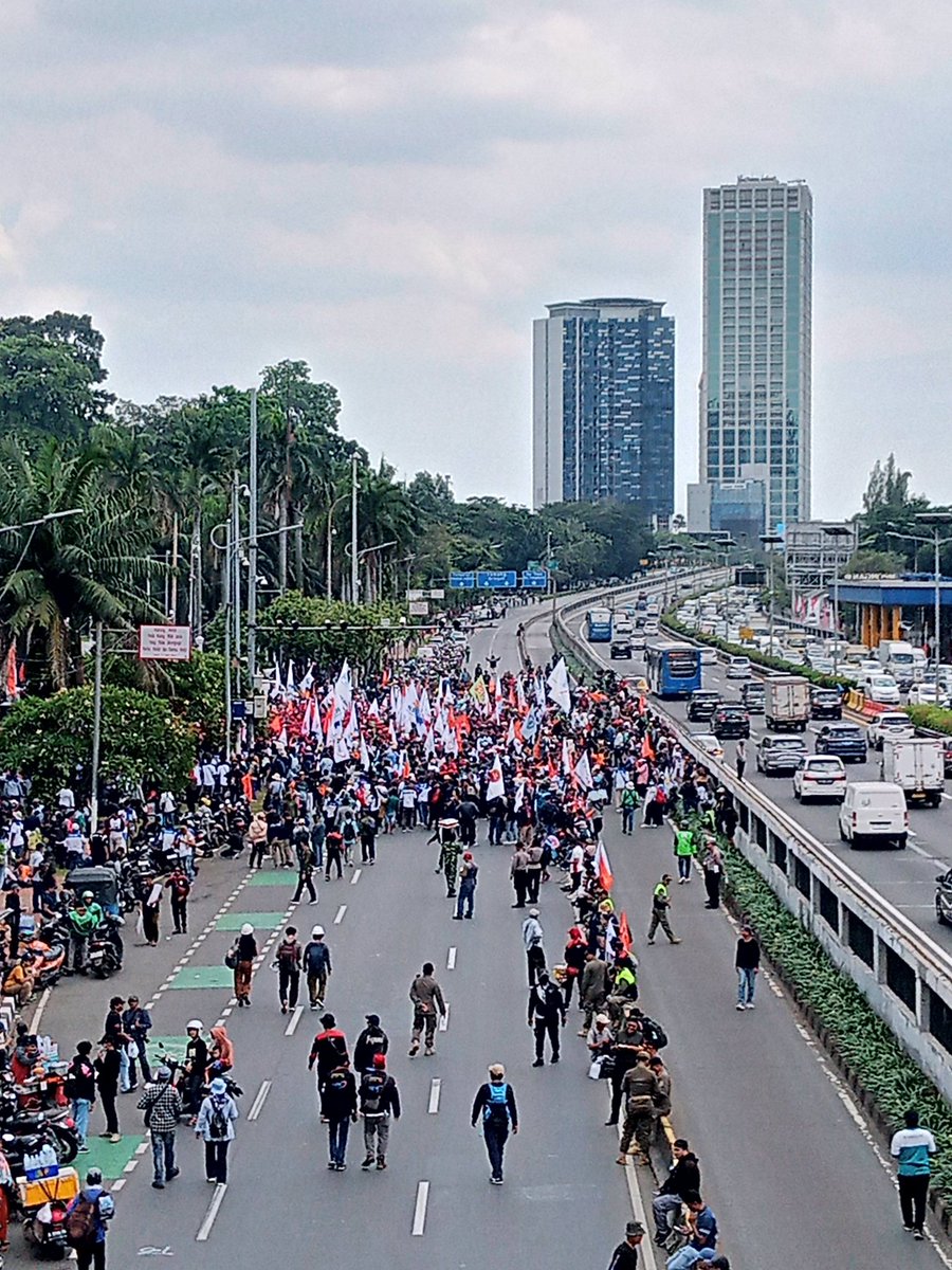 SonoraFM92's tweet image. 11.15 #InfoSonora

situasi demo Buruh di depan DPR . 

Via @MisterKul2